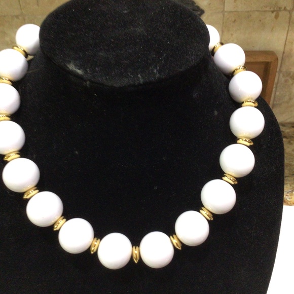 Napier beautiful white beaded with gold tone necklace. - Picture 1 of 6